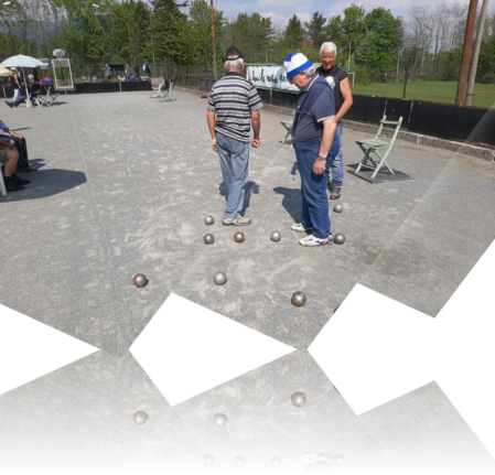 Persone adulte e anziane che giocano a bocce e ping pong in un centro ricreativo