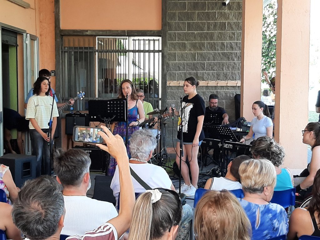 Insegnante che aiuta un adulto a suonare uno strumento musicale