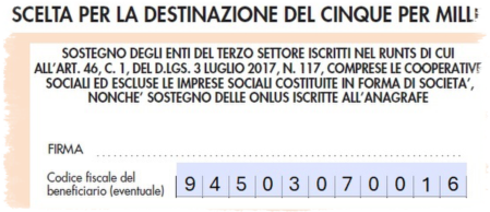 Modulo per la dichiarazione dei redditi con una penna appoggiata