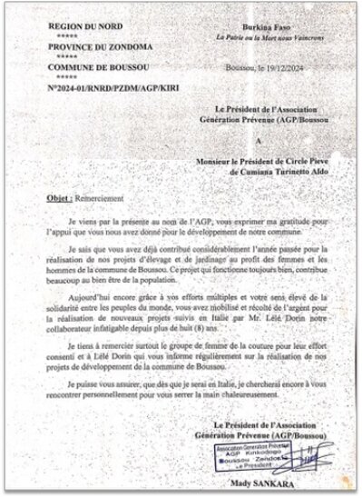 Mani che tengono un cuore simbolico a rappresentare una donazione solidale