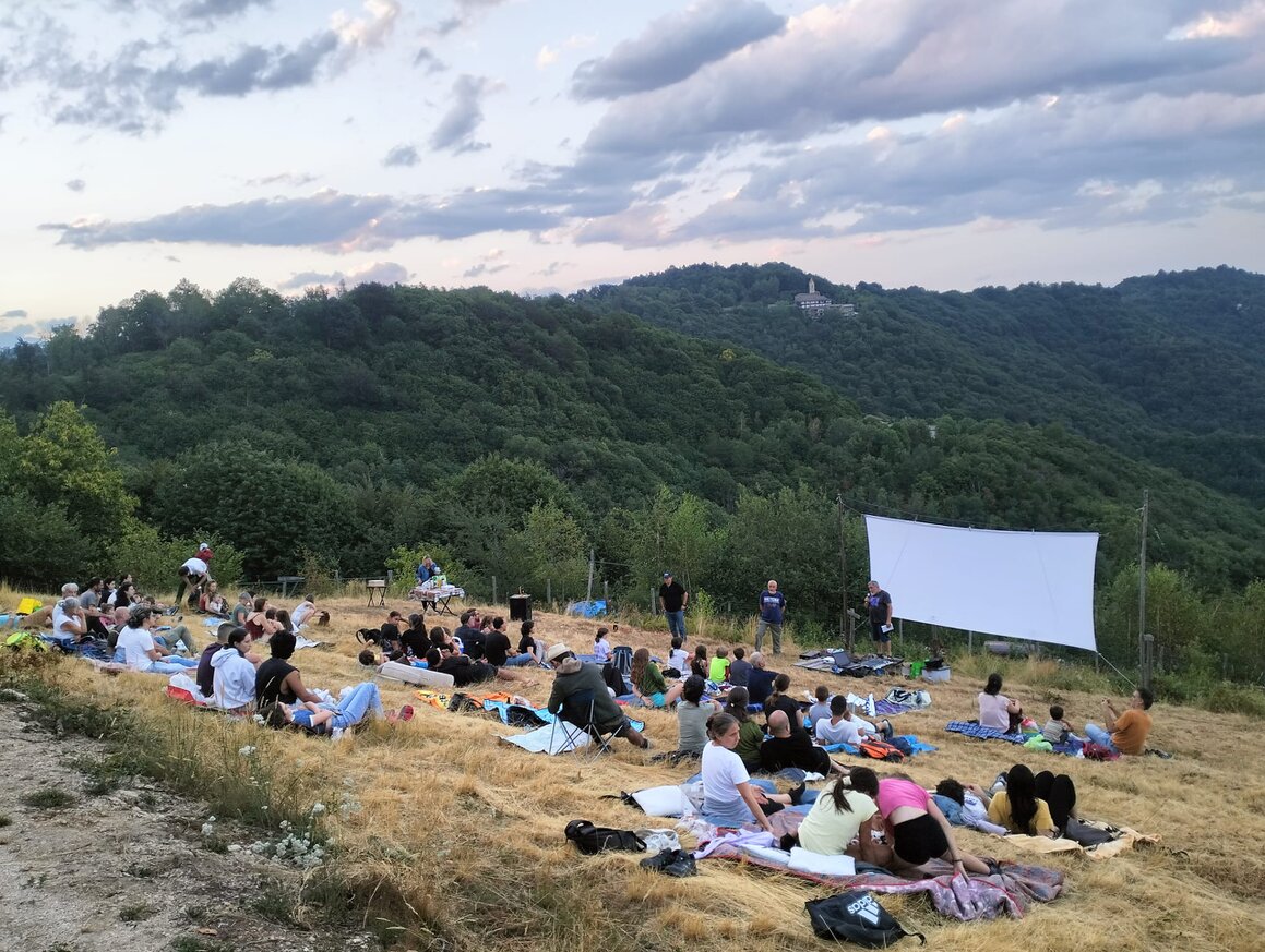 Spettacolo teatrale su un piccolo palco di comunità