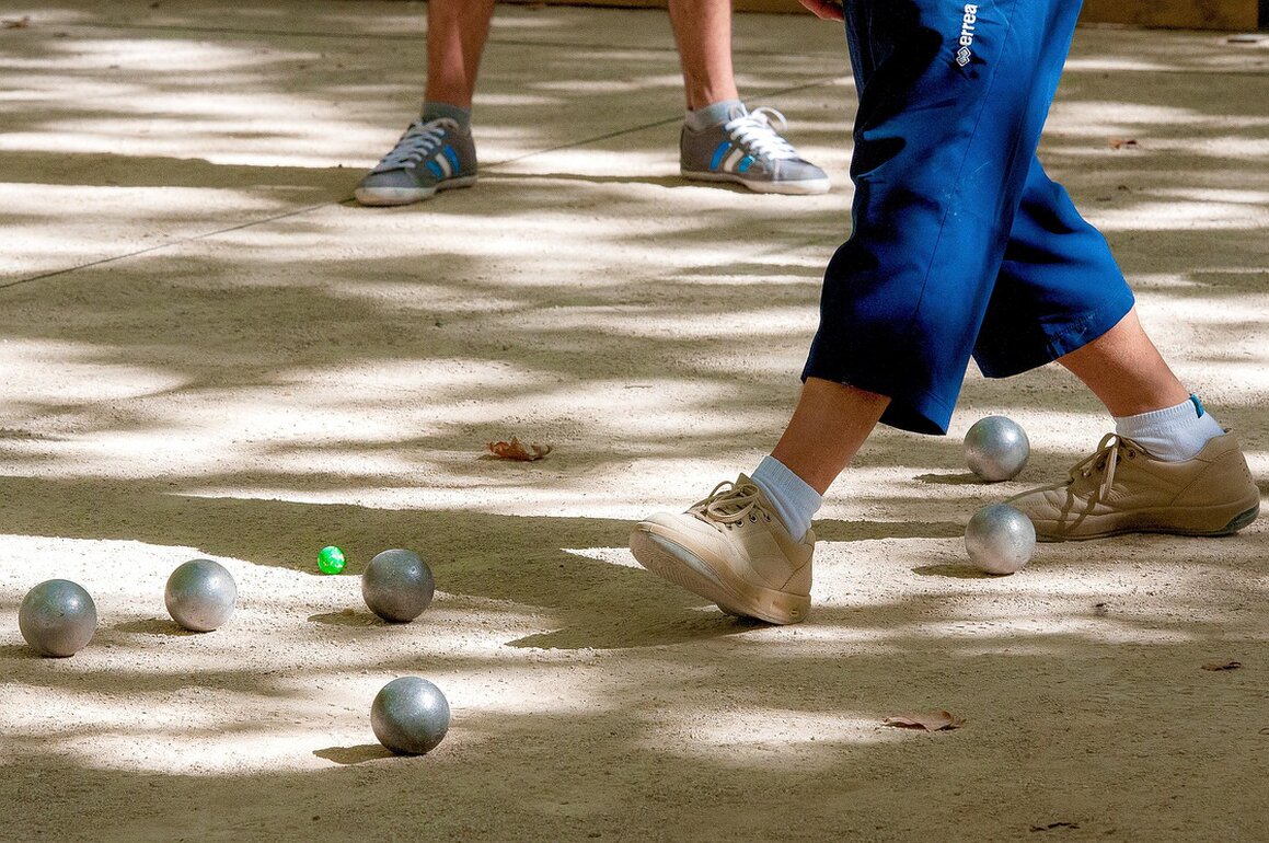 Persone che giocano a bocce all’aperto