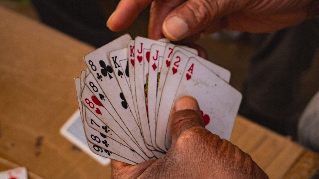 Carte da gioco sparse su un tavolo durante una partita
