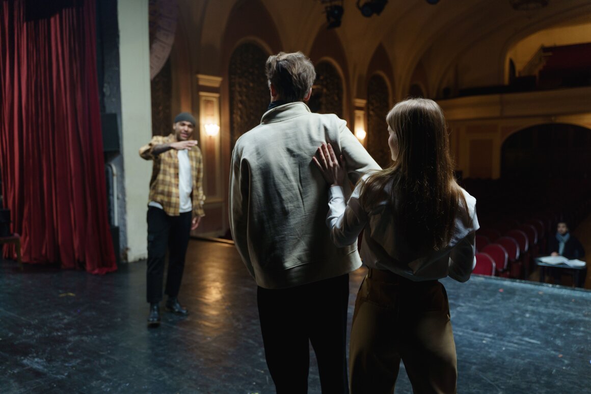 Persone che provano una scena teatrale su un piccolo palco